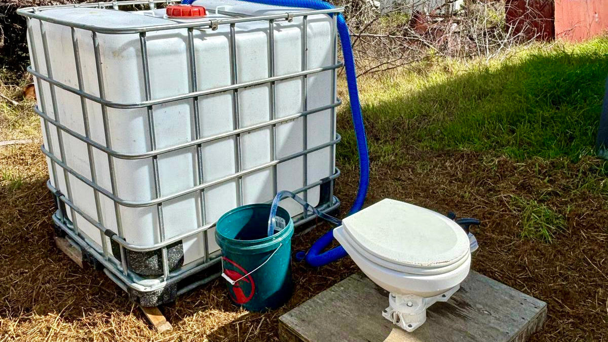 Off-Grid Flushing Toilet – SpaceKing Style 💡